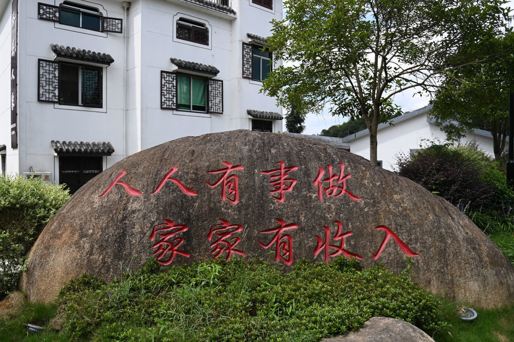 在浙江省衢州市开化县拍摄的钱塘江源头河——马金溪沿岸金星村拍摄的村庄一景（2023年8月2日摄）。新华社记者 黄宗治 摄