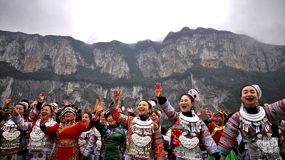 △2021年2月，习近平总书记来到贵州化屋村考察，当地村民用欢快的苗家歌舞迎接总书记。（总台央视记者王哈男拍摄）