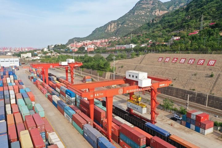 在中哈(连云港)物流合作基地,龙门吊在吊装集装箱(2023年5月9日摄)。新华社记者 季春鹏 摄