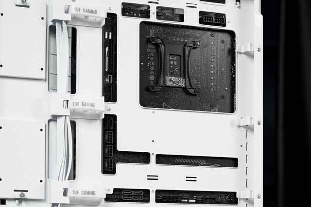 摆脱理线烦恼!TUF GAMING 4070Ti SUPER WHITE背置显卡