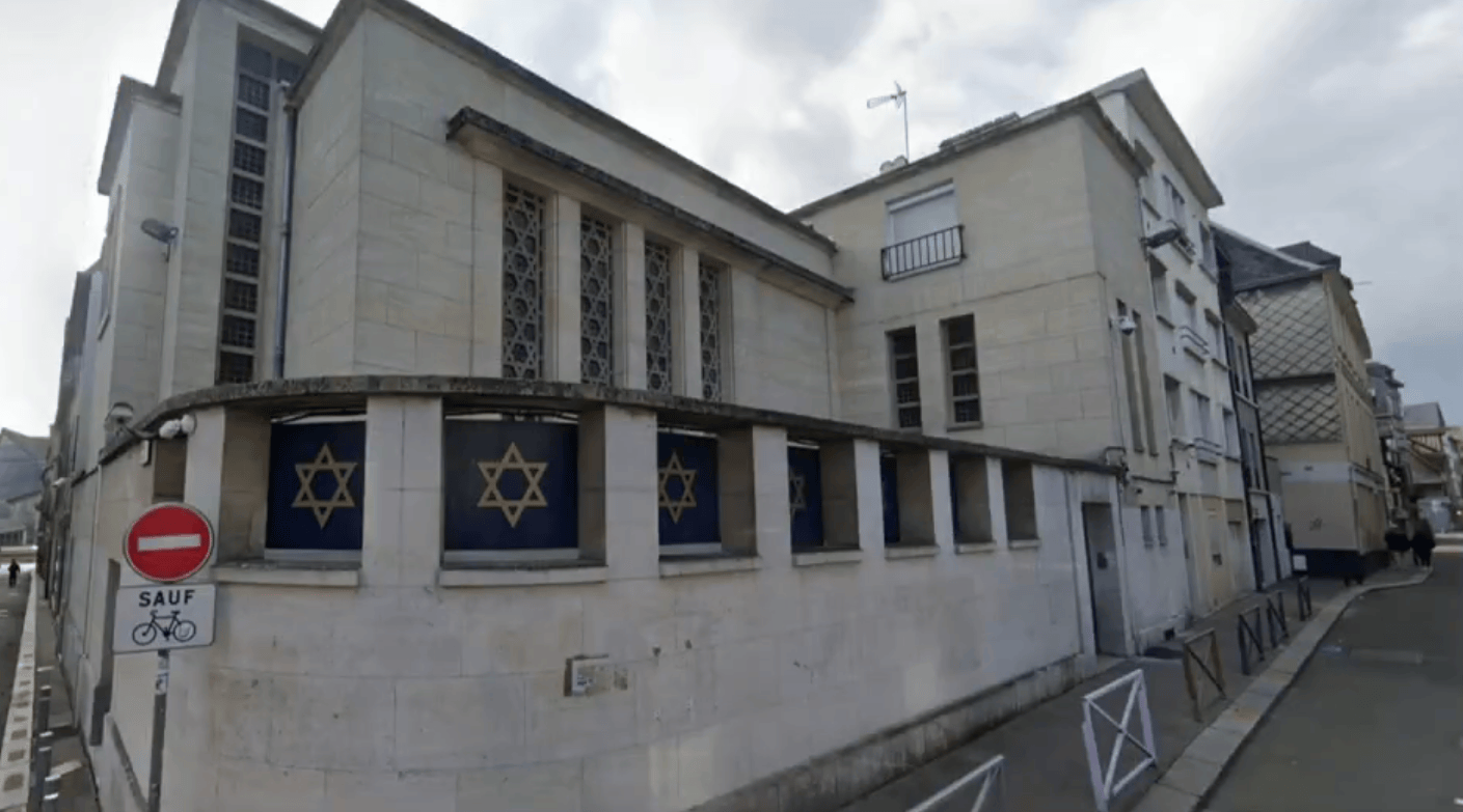 法国一男子焚烧犹太教堂并持械冲向警察，被当场击毙_凤凰网