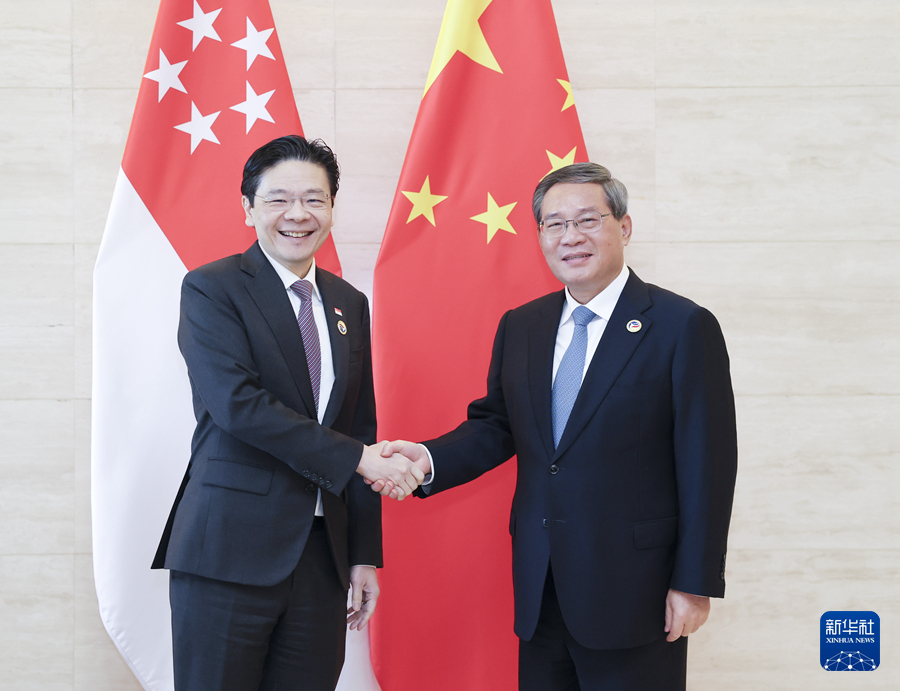 当地时间10月11日，国务院总理李强在万象出席东亚合作领导人系列会议期间会见新加坡总理黄循财。新华社记者 丁海涛 摄