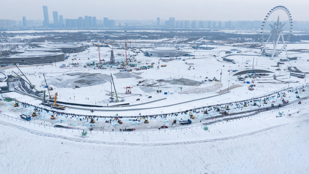 第二十六届哈尔滨冰雪大世界超级冰滑梯建设现场（11月28日摄）。新华社发（殷忠伟 摄）