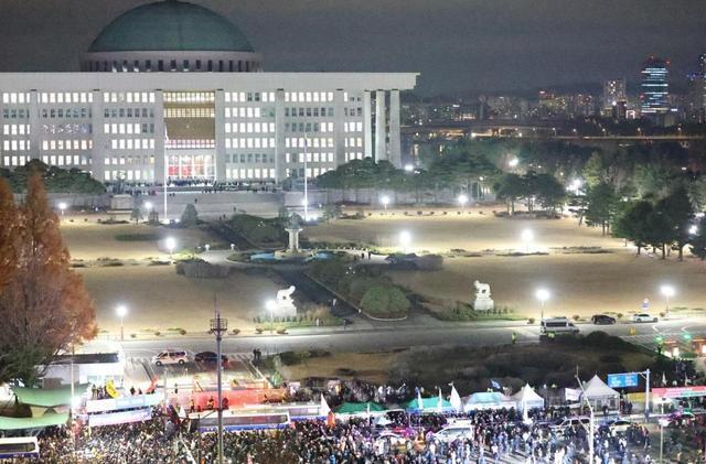 昨天夜里的韩国国会现场