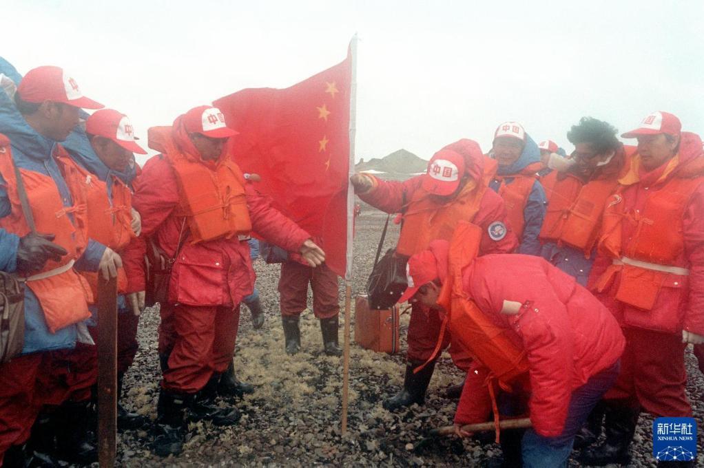 1984年12月30日，中国南极考察队登陆成功后，在南极洲插上第一面五星红旗。新华社记者 朱幼棣 摄