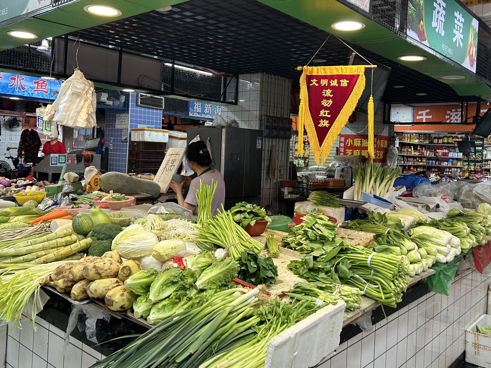 白沙洲大市场里，蔬菜货源充足