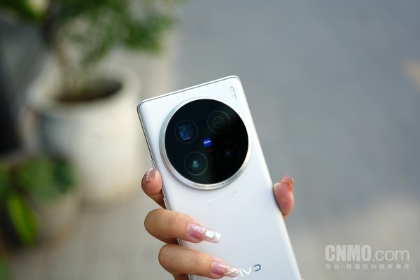 vivo X100 Ultra采用后置三摄设计 其中长焦采用两亿像素HP9传感器