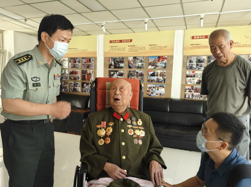 ↑2024年6月23日，老红军马志选（左二）在联勤保障部队第985医院接受记者采访。新华社记者黎云 摄