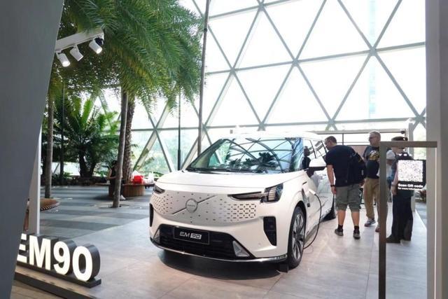 钟爱保姆车的香港人为何抛弃埃尔法和lm移情沃尔沃em90