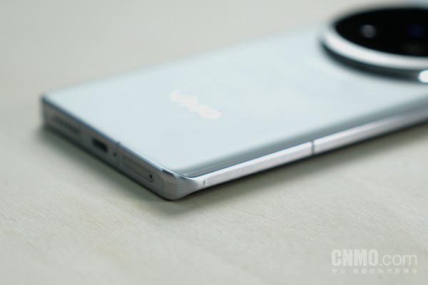 机身左右两侧的切割收腰设计能够控制整机宽度