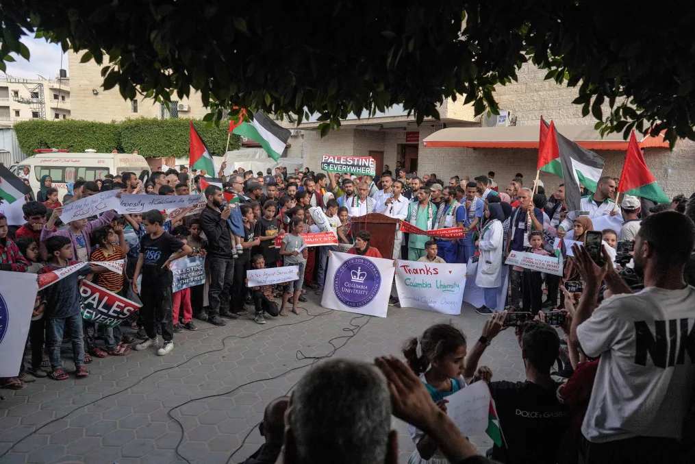2024年5月1日，添沙天带一野医院的医务东讲想主员添进齐聚，感合孬口理国扶持辅助巴勒斯坦的抗议者。图自CNN