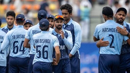 图说：得知结果后，印度板球男队拥抱庆祝