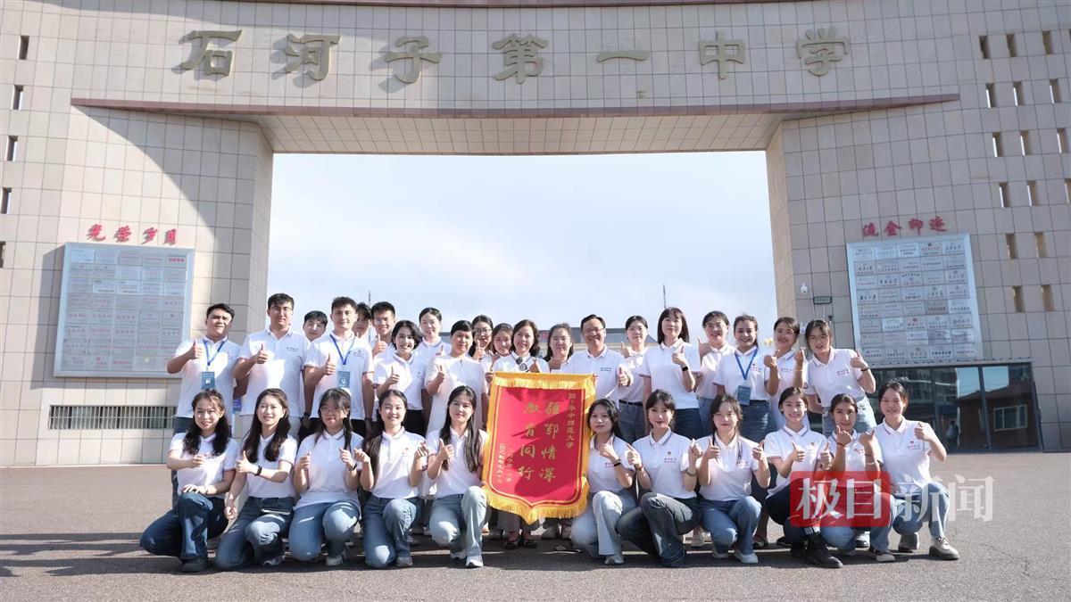 美合日姑丽和支教的师生们.jpg