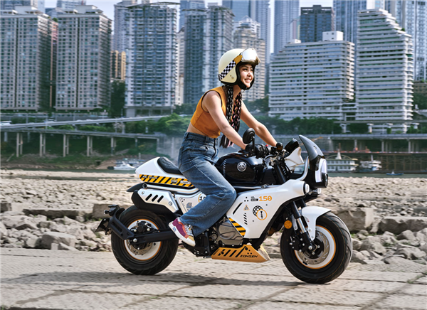 9988元起 宗申小熊Mini摩托上市:一箱油能跑500公里