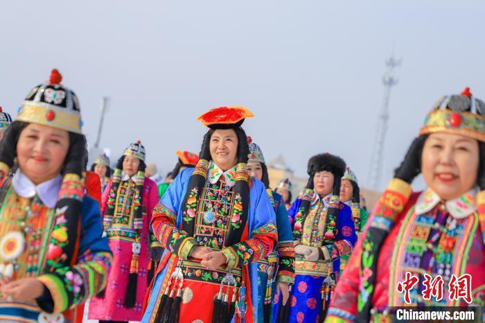 非遗传承人表演体裁为短调的蒙古族民歌。杨辈兰 摄