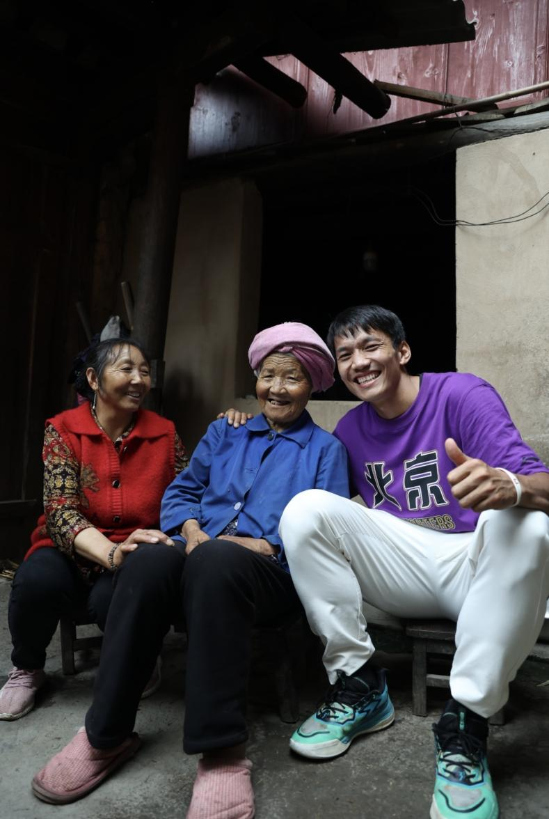 矣进宏选入北京北控队后看望母亲（左）和奶奶（中）图/受访人供图