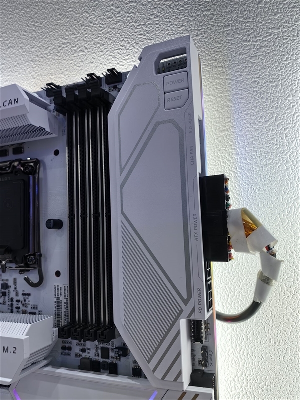 七彩虹Z790火神主板现身:首次E-ATX大板设计 黑白双色可选