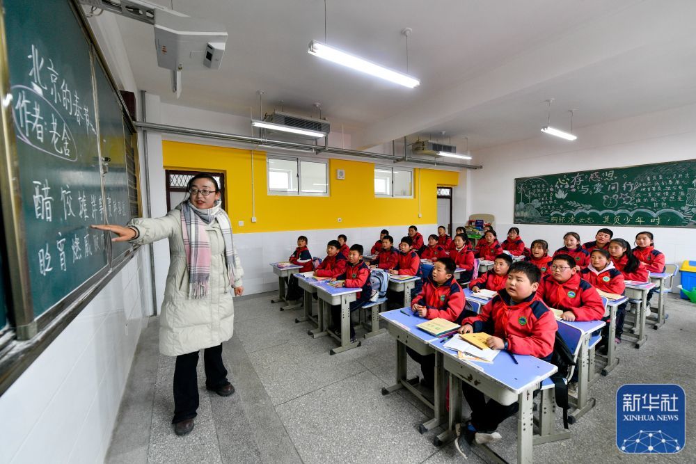 2月26日，积石山县石塬镇肖红坪小学的老师在修缮一新的教室里给学生上课。