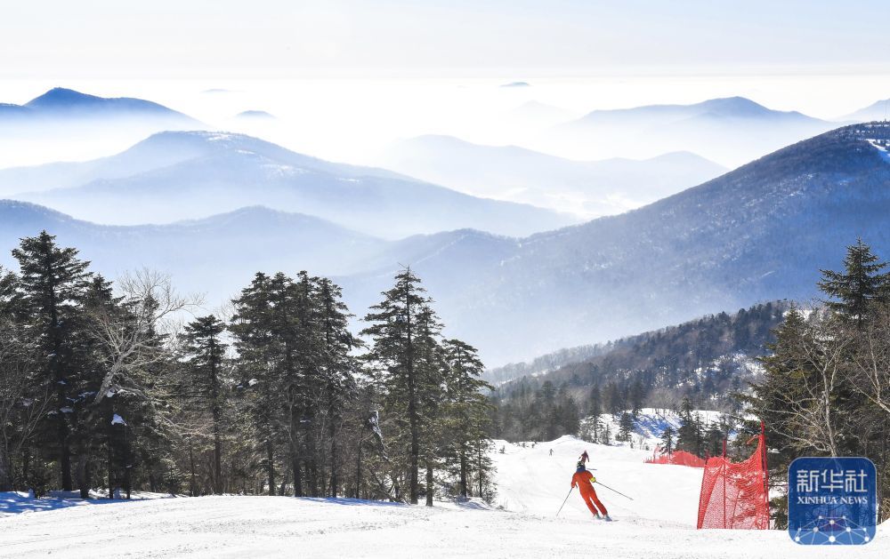 ↑2020年1月26日，滑雪爱好者在吉林市冰雪试验区北大湖滑雪度假区滑雪。 新华社记者 许畅 摄