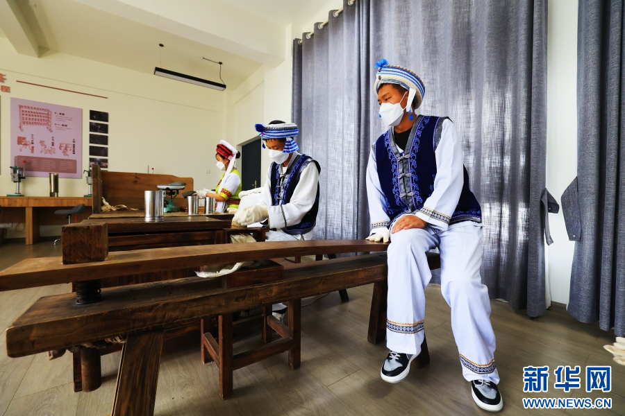 下关沱茶馆，工作人员展示传统制茶工艺（摄于4月1日）。新华网 赵普凡 摄