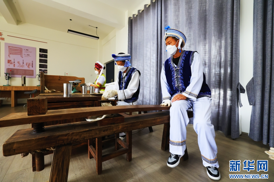 下关沱茶馆,工作人员展示传统制茶工艺(摄于4月1日)。新华网 赵普凡 摄