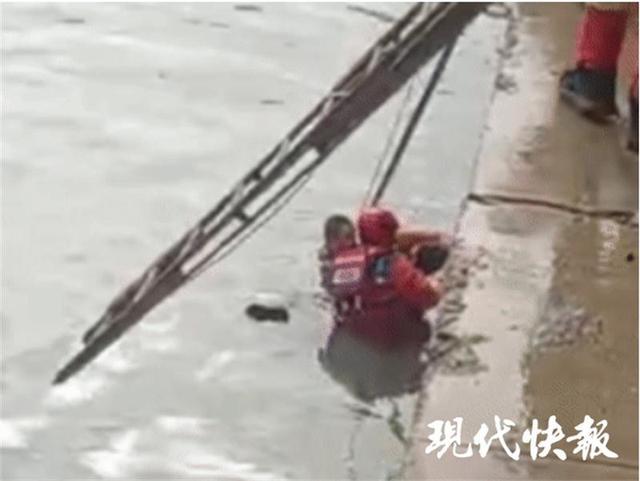 救人后“跑船哥”游回运输船
