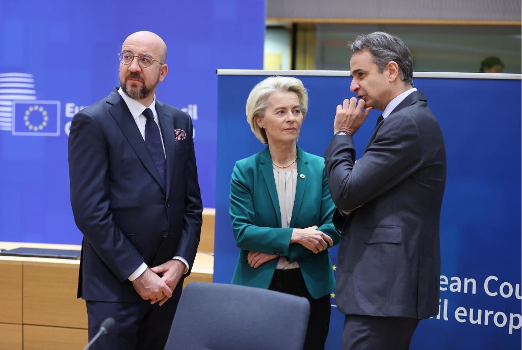 4月18日，在比利时布鲁塞尔，欧洲理事会主席米歇尔、欧盟委员会主席冯德莱恩和希腊总理米佐塔基斯（从左至右）在出席欧盟特别峰会期间交谈。新华社记者赵丁喆摄