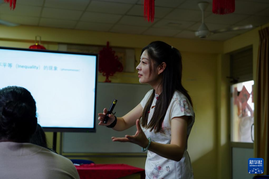 9月4日，在位于斯里兰卡中央山脉南麓的萨伯勒格穆沃大学，中国教师张欢正在为孔子课堂汉语专业的学生授课。新华社记者 陈冬书 摄