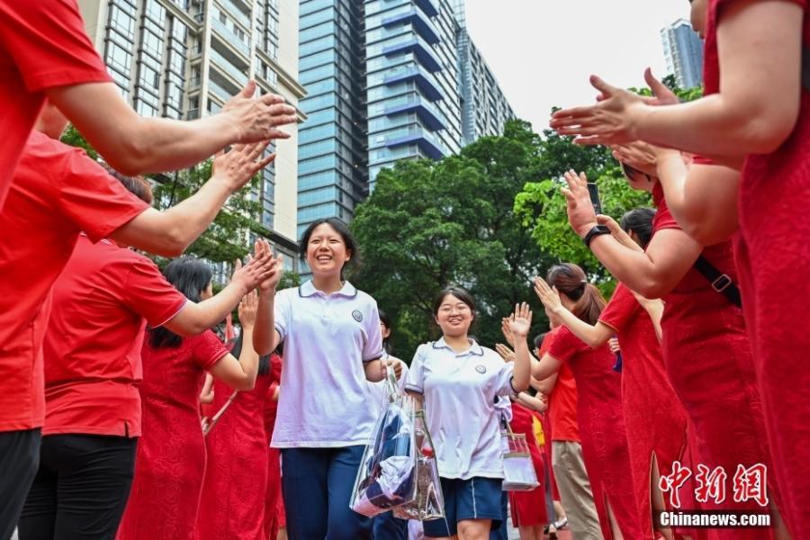 6月7日，广东广州，考生进入天河中学考场。当日，2024年高考大幕开启。陈骥旻 摄