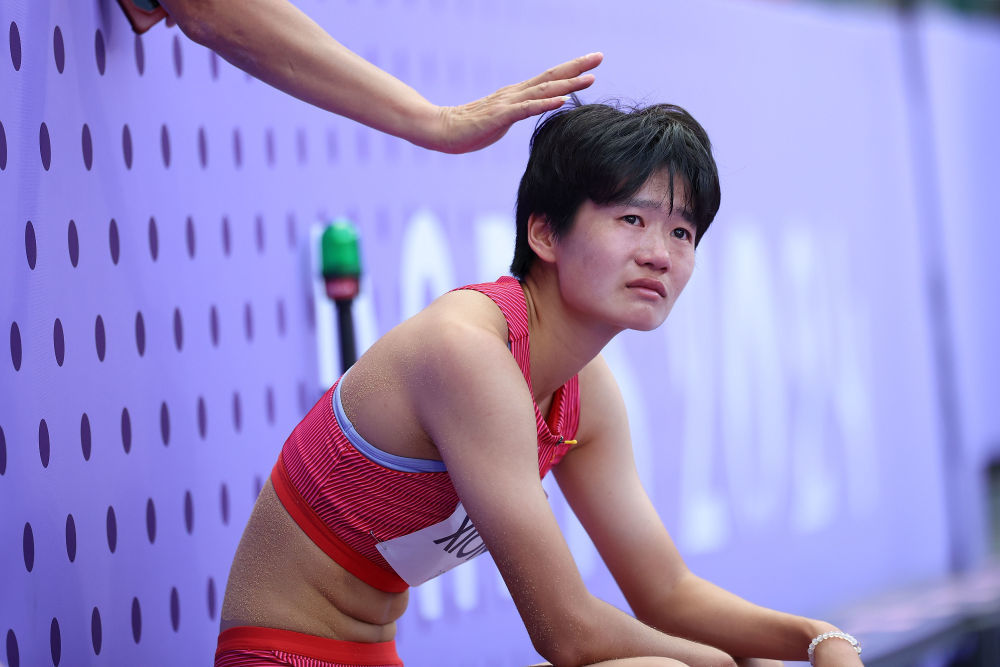 ↑8月6日,中国选手熊诗麒无缘田径女子跳远决赛后落泪。