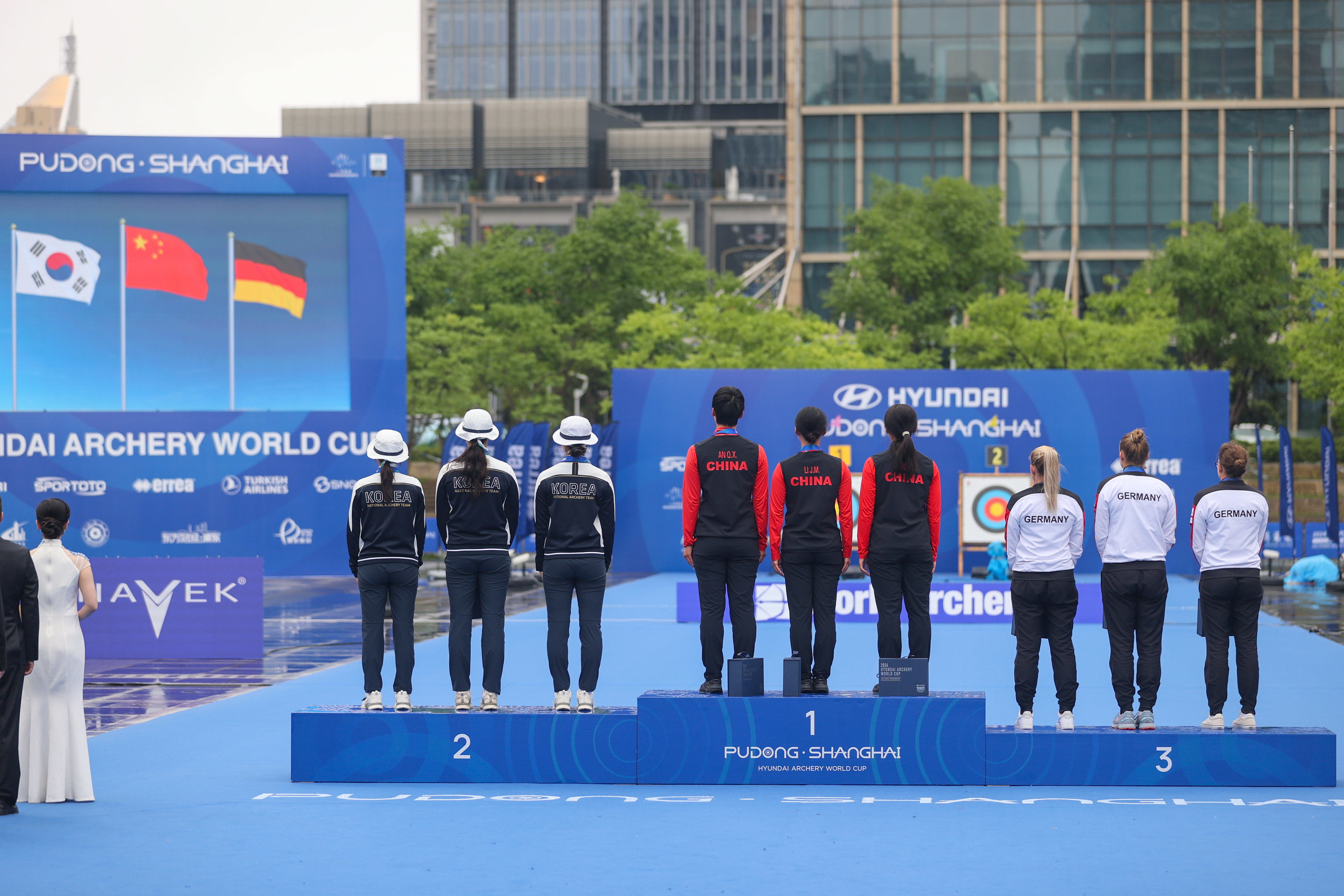 4月28日，冠军中国队（中）、亚军韩国队（左）和季军德国队在女子反曲弓团体决赛颁奖仪式上。新华社记者 王翔 摄