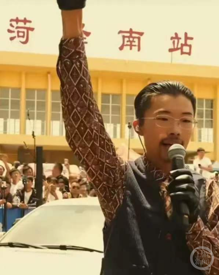 郭有才在菏泽南站直播时，大量小主播前来蹭热度。 网络图