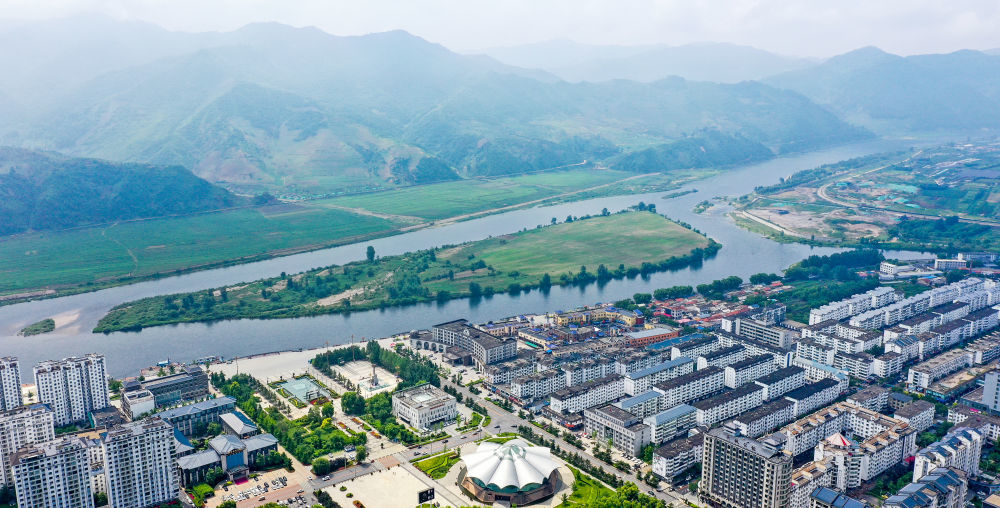 2023年6月29日，鸭绿江畔的吉林省集安市城区（无人机照片）。新华社记者周万鹏 摄