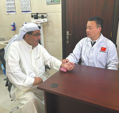 在科威特自然康复医院的中医诊室内，第十六批中国（吉林）援科医疗队队长陈春海为当地患者诊脉。刘 菁摄