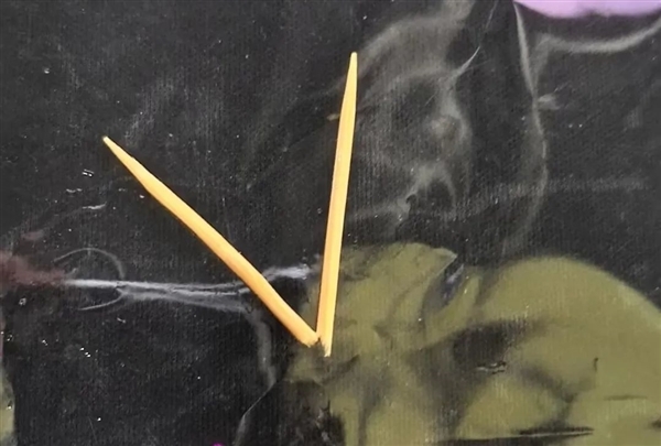 神奇!五根牙签遇水自动组成五角星:中科院揭秘