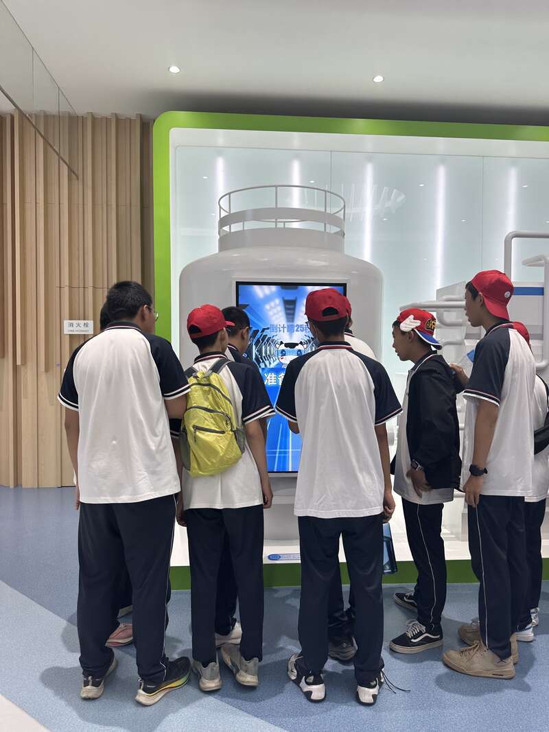 6月26日，在内蒙古呼和浩特市伊利智慧现代谷，前来研学的同学们正在了解工业智能化装置。中青报·中青网记者 石佳/摄