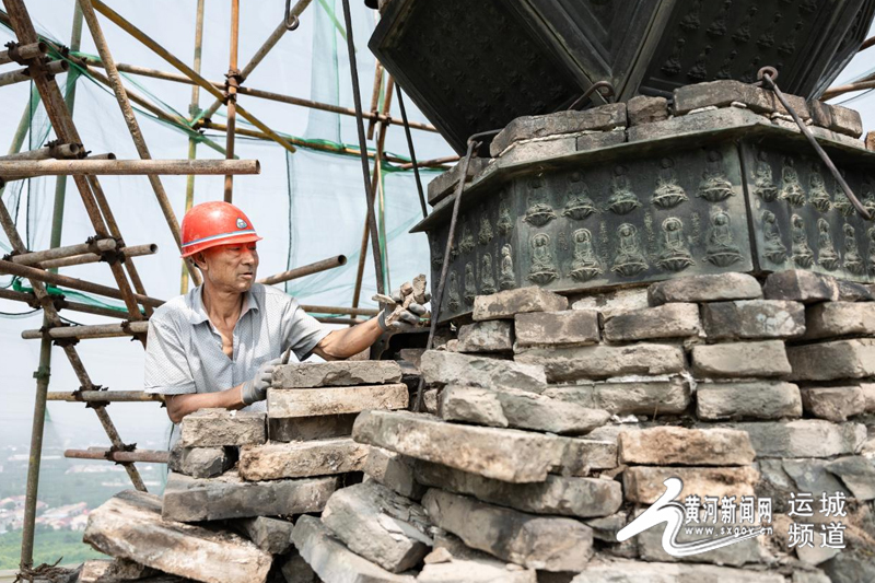 工匠在万固寺多宝塔塔顶进行修缮作业。兰立强 摄