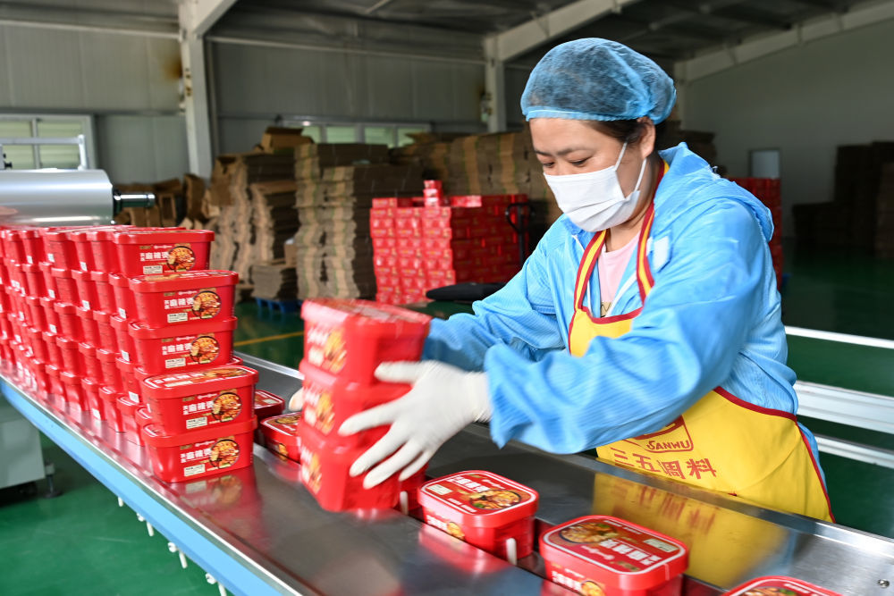 在天水市秦州区一家农业企业，工人在天水麻辣烫方便食品生产线上作业。新华社记者 范培珅 摄