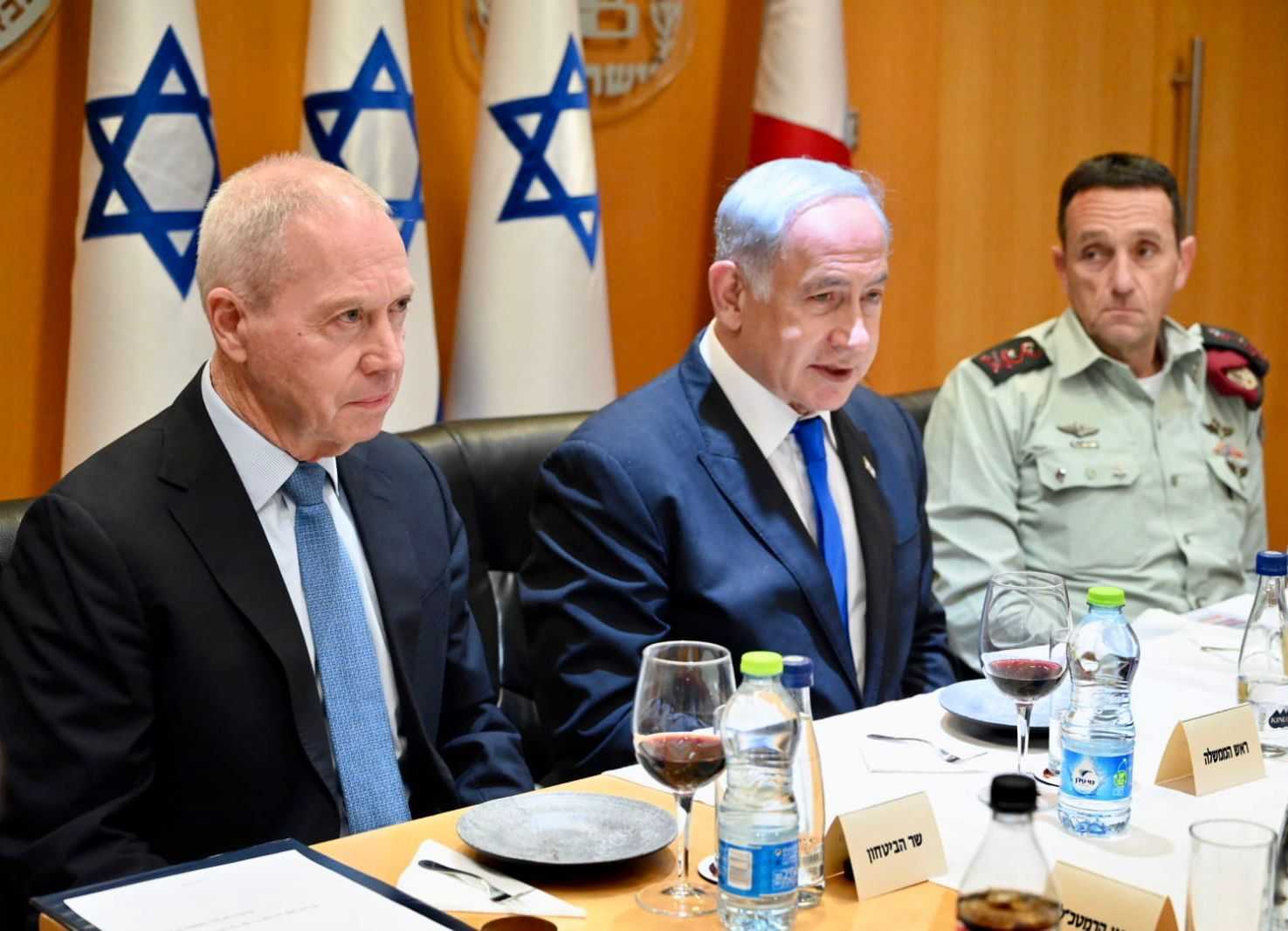 从左至右分别为：以色列防长加兰特、总理内塔尼亚胡、以军参谋长哈勒维。图自《以色列时报》