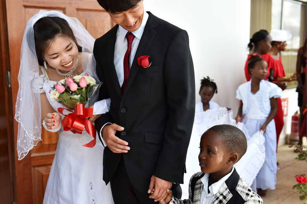 2015年5月2日，在肯尼亚内罗毕的蒙内铁路第八标段，新人慕旭强（左二）和李祉缘（左一）准备和肯尼亚小花童一起步入婚礼仪式现场。