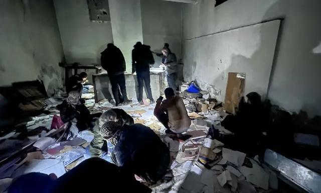 营救人员试图从众多的档案中找到线索