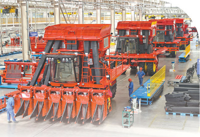 新疆天鹅现代农业机械装备有限公司生产的采棉机。李华北摄（人民视觉）