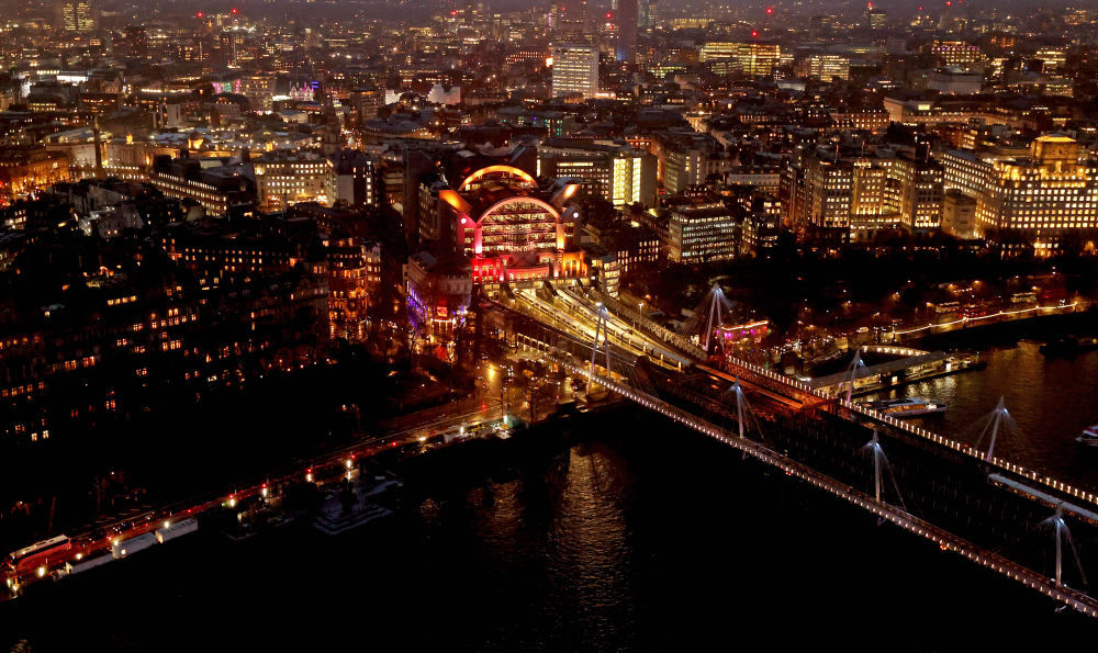 这是在英国伦敦拍摄的泰晤士河及城区夜景。
