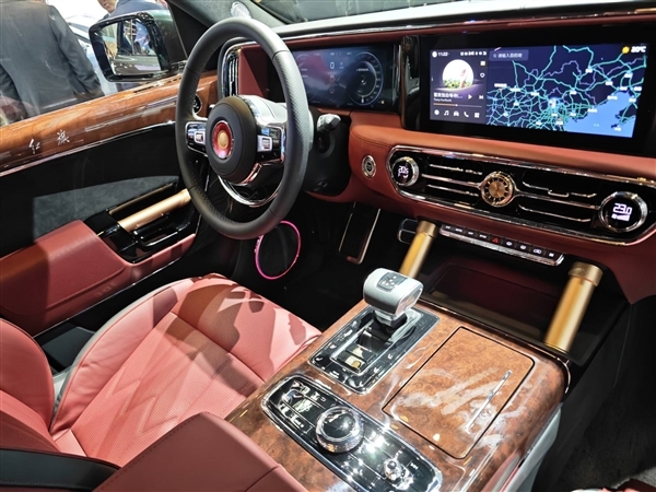 红旗金葵花品牌发布:国雅、国礼、国耀三车齐亮相