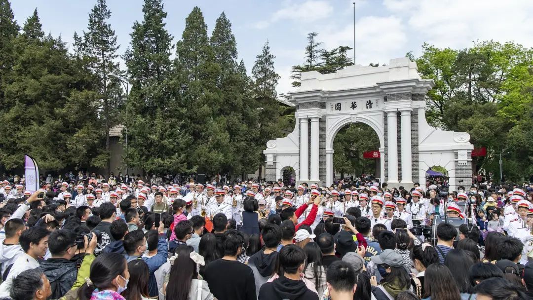 ▲防疫政策放开后，社会上开始呼吁重新开放大学校门，但同时有反对声音称这会增加学校的管理成本，增加风险，影响到学生的学习生活。目前支持大学开放校园的声音占据了压倒性的优势，但是高校各自的进出校园政策依旧各不相同。