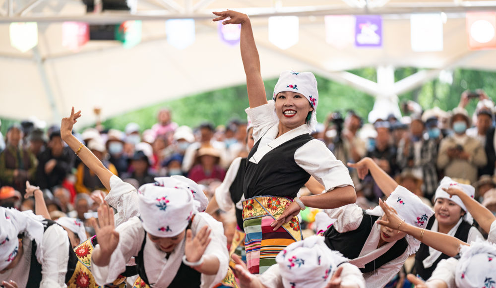 6月14日，参赛者在第二届拉萨锅庄舞大赛现场表演。