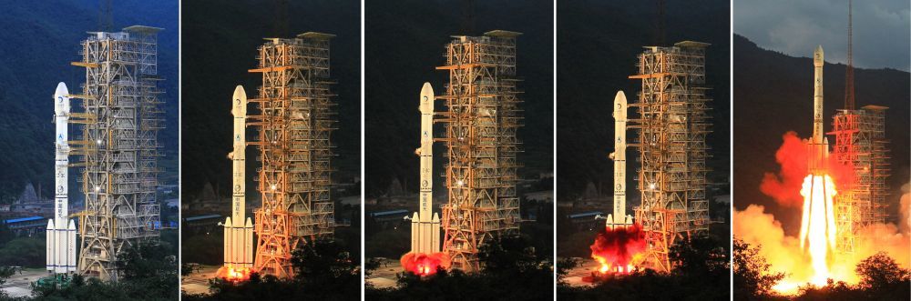 2010年10月1日18时59分57秒，搭载着嫦娥二号卫星的长征三号丙运载火箭在西昌卫星发射中心点火发射。这是嫦娥二号发射瞬间的情景（拼版照片）。新华社记者 李刚 摄