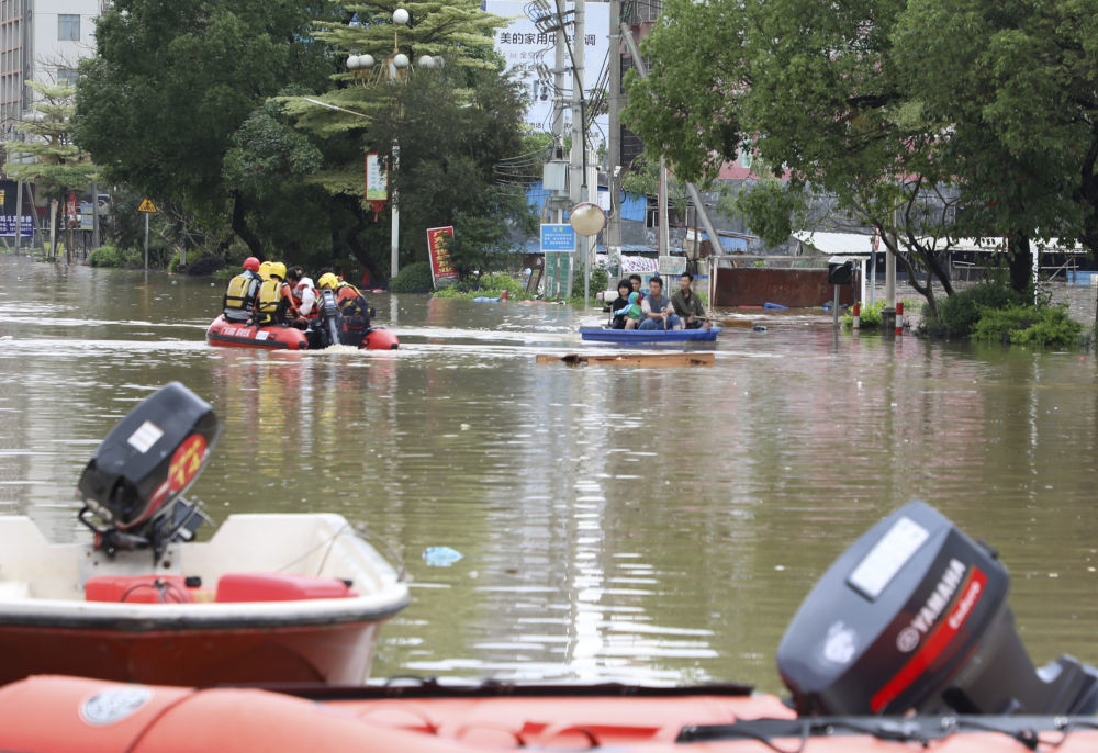 4月21日，救援人员在广东清远英德市浛洸镇开展救助。新华社记者 黄国保 摄