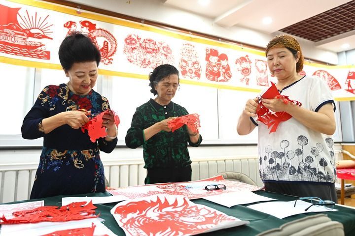 宁夏银川市金凤区长城花园社区居民在社区“才艺堂”制作剪纸（2024年6月19日摄）。新华社记者 毛竹 摄