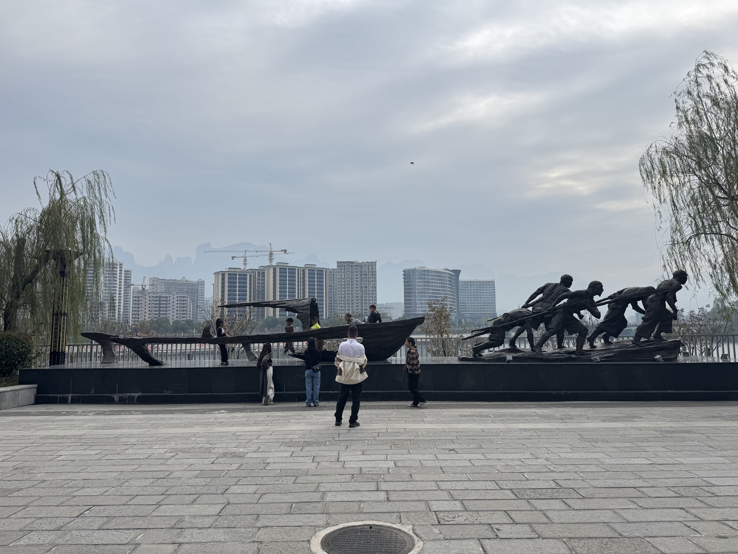 大庸古城成了“遛娃圣地”。